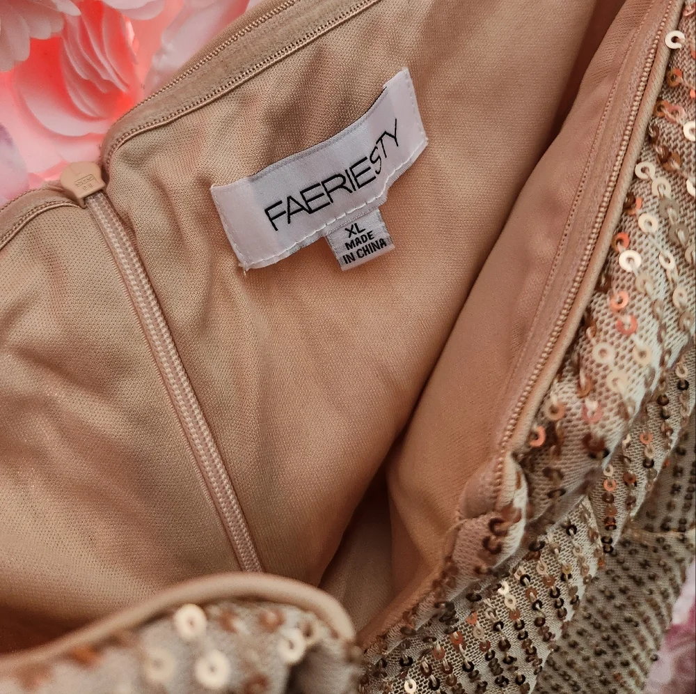 Elegant Gold Off-Shoulder Evening Dress - Picture 4 of 5